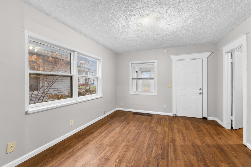 Building Photo - 922 Dakin St