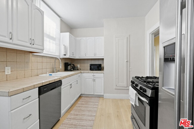 Building Photo - 442 N Orange Grove Ave