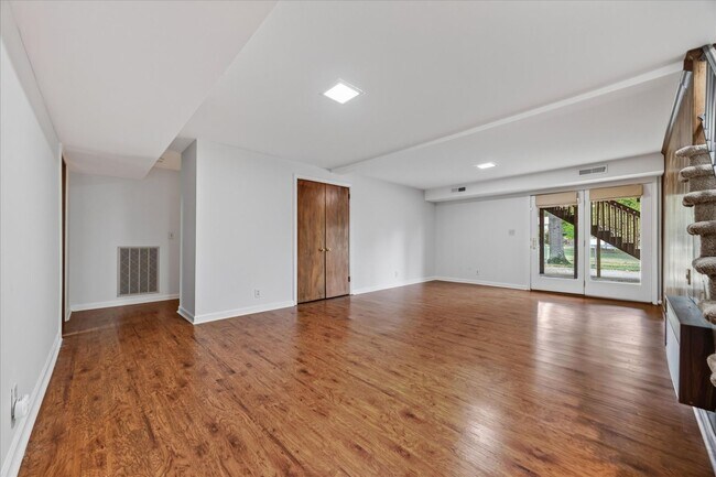 Building Photo - 717 Goodpasture Terrace