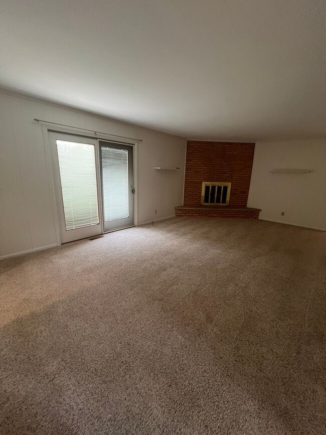 Building Photo - Cozy 3 BR Home in Convenient Location - Sh...