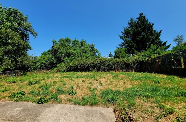 Building Photo - Spacious Yard and Detached Garage - Captiv...