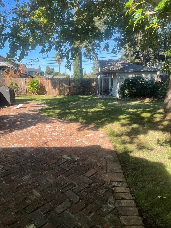 Building Photo - Charming 3 bedroom home in quiet neighborrhood with detached office!