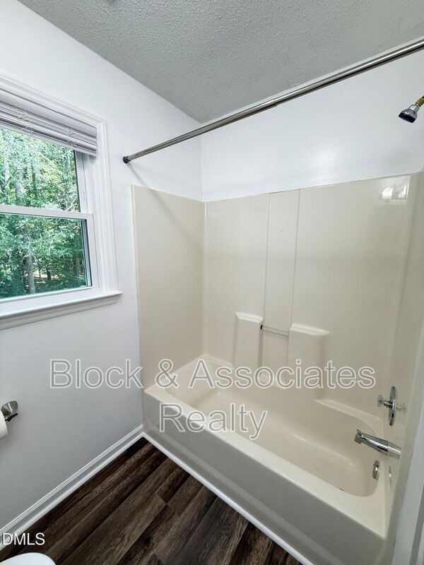 Building Photo - 401 Holly Berry Ln