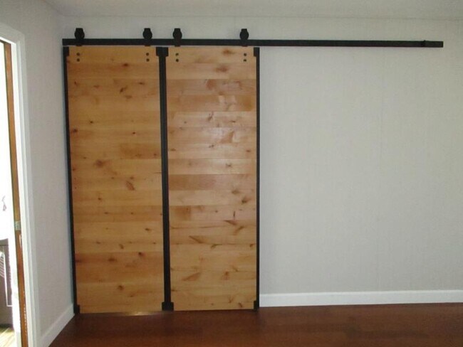 Building Photo - 1005 S 11th St