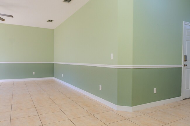 Building Photo - Modern 3-Bed Townhome with Garage & Patio in Casselberry – In-Unit Laundry, Central AC!