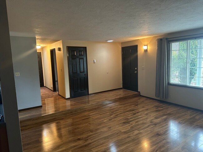 Building Photo - Freshly updated 2 bedroom 1 bathroom duple...