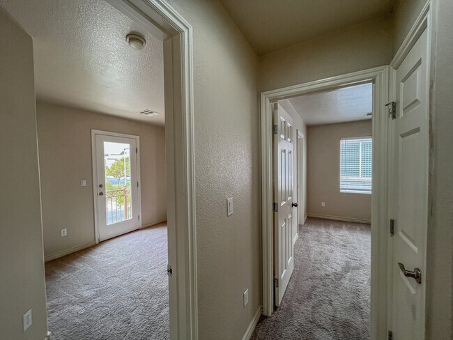 Building Photo - 2156 Summer Home St