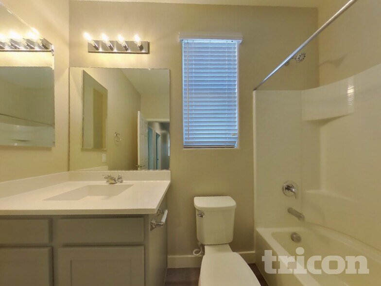 Building Photo - 2630 E Danbury Rd