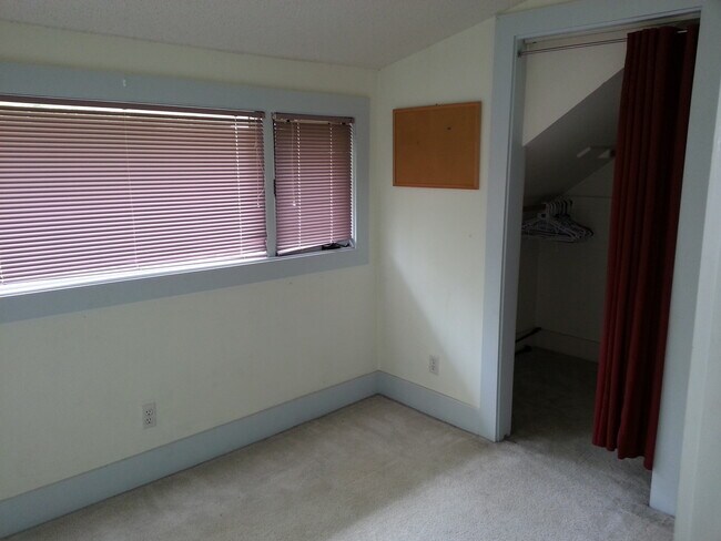 Building Photo - 2 bedroom house on large corner lot in Man...