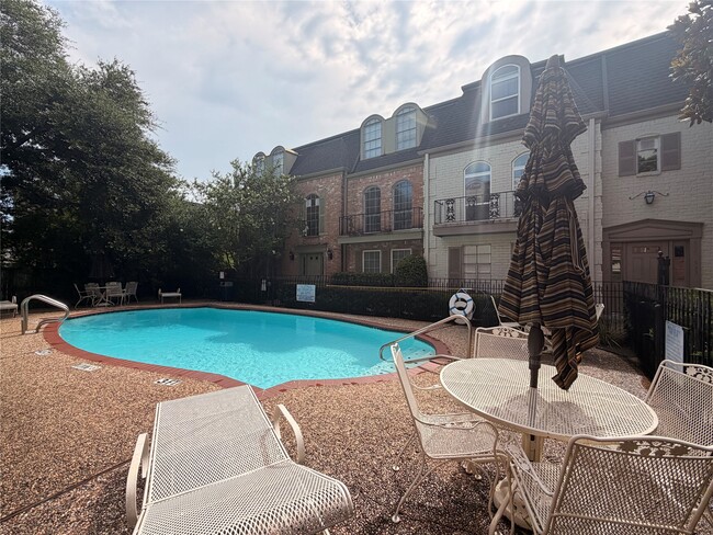Building Photo - 537 N Post Oak Ln