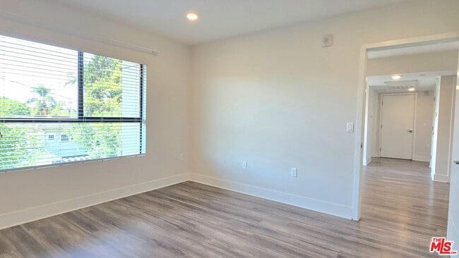 Building Photo - 5030 Rosewood Ave