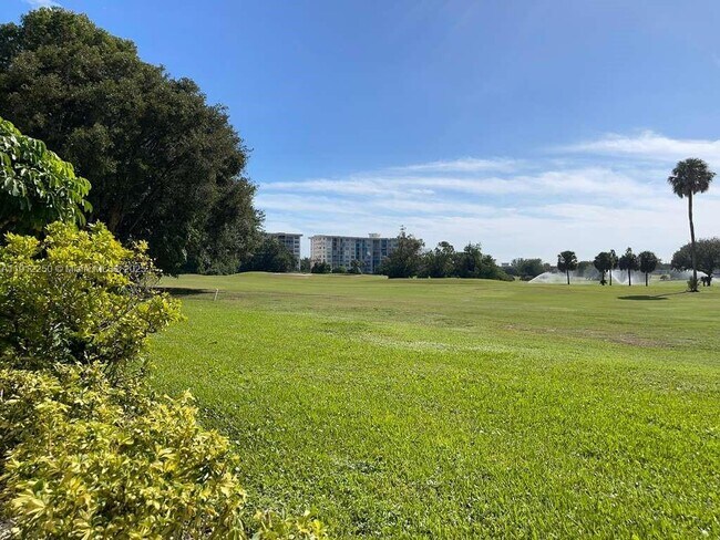 Building Photo - 2950 N Palm Aire Dr