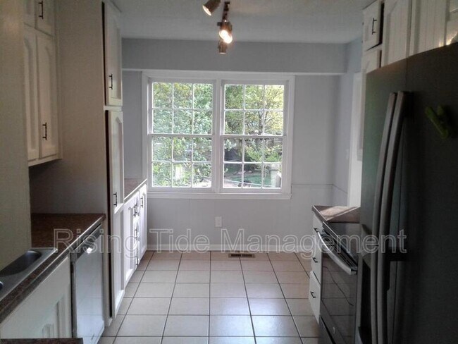 Building Photo - 1001 Christopher Dr