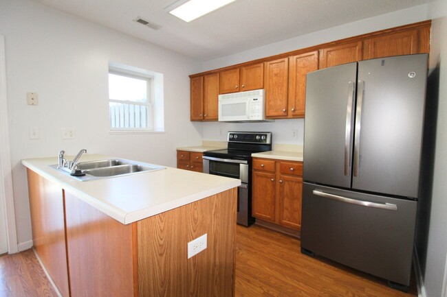Building Photo - 865 Camelot Ln