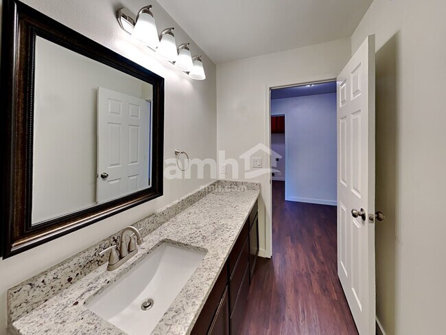 Building Photo - 10415 Red Fern Ct SE