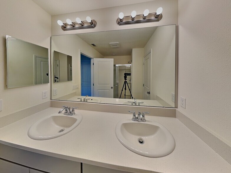 Building Photo - 3880 Fescue St