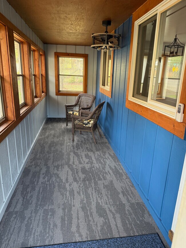 Building Photo - 709 Manor Dr