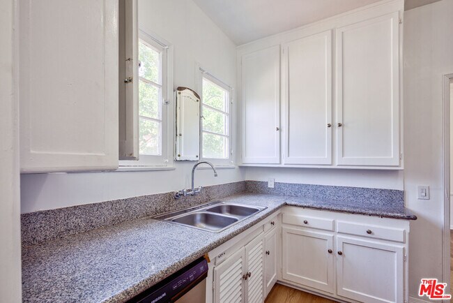 Building Photo - 203 S Doheny Dr
