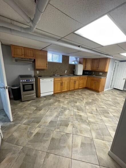 Building Photo - 96 Holland St