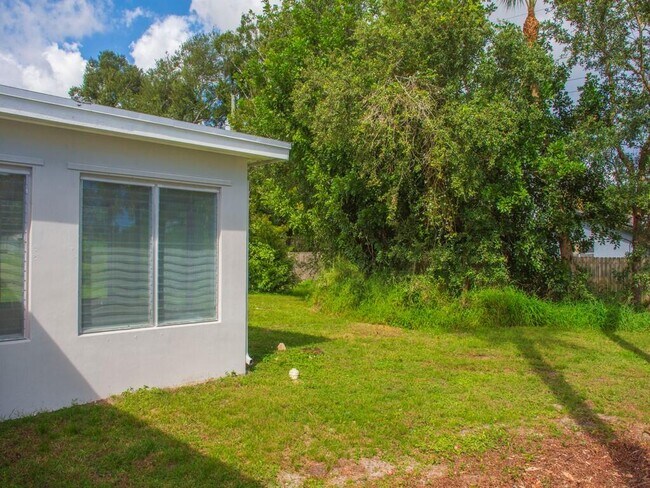 Building Photo - 7502 Pacific Ave