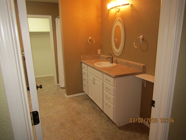 Building Photo - Beautiful 3 Bedroom/2 Bath Home !! **Comin...