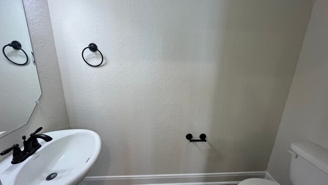 Building Photo - Lynwood Village Townhome - Move-in Ready