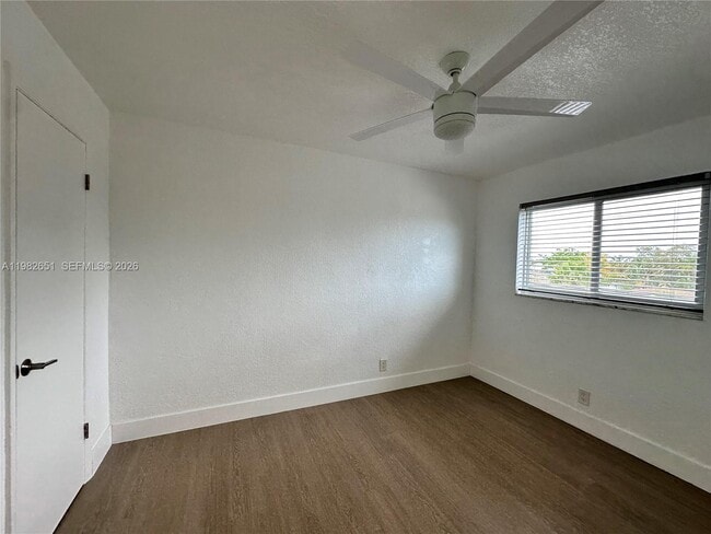 Building Photo - 913 NE 17th St