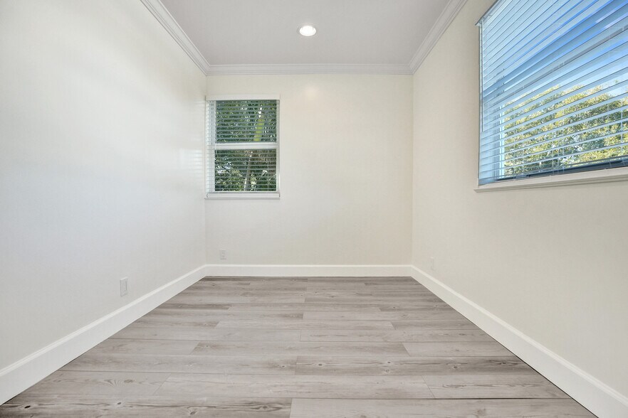 Building Photo - 960 SW 28th St