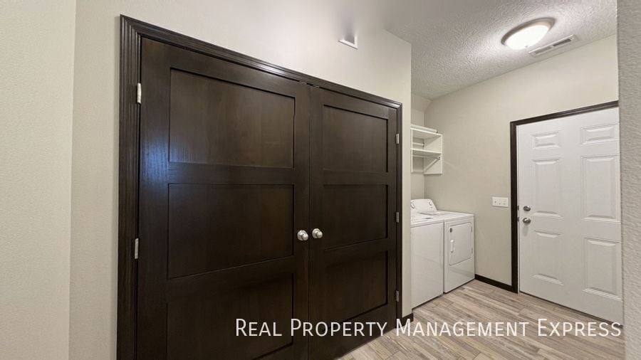 Building Photo - 3-Bed, 2-Bath Townhome: Modern, Spacious, Convenient