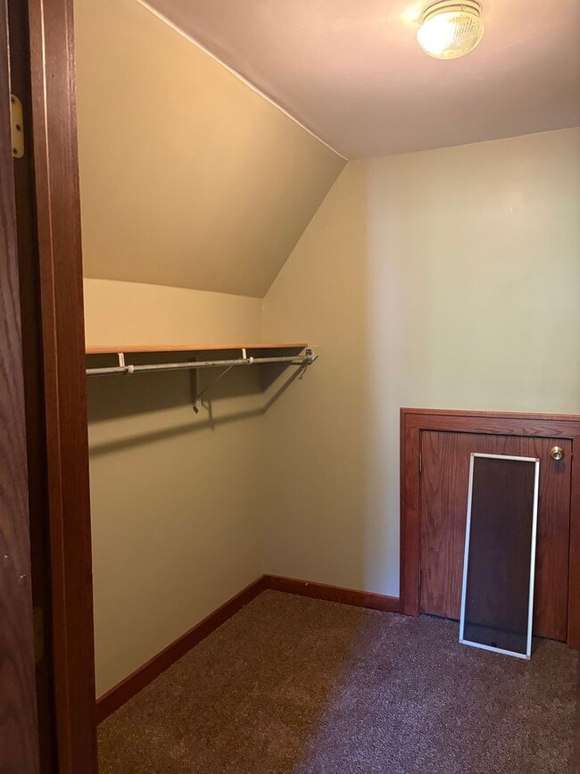 Building Photo - Large 4 bedroom Home for Rent