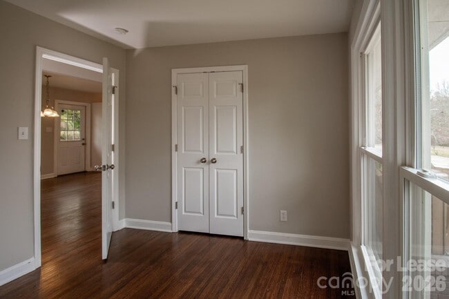 Building Photo - 4021 Crestridge Dr