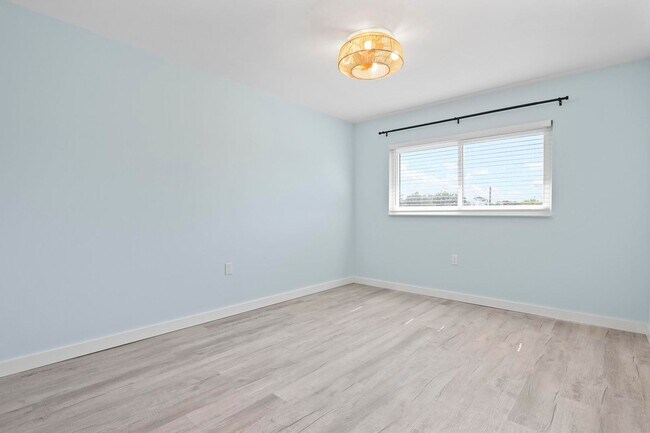 Building Photo - GORGEOUS FULLY RENOVATED 2ND FLOOR 2 BEDRO...