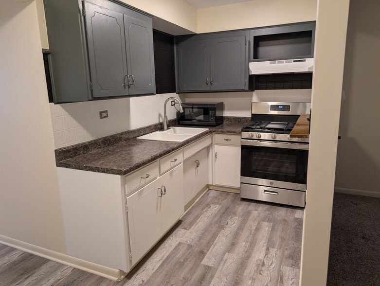 Kitchen - 924 Warren Ave