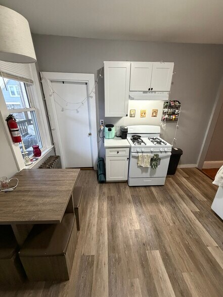 Building Photo - 121 Hillside St