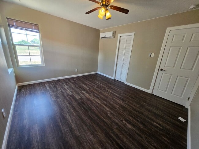 Building Photo - Newly Renovated Home