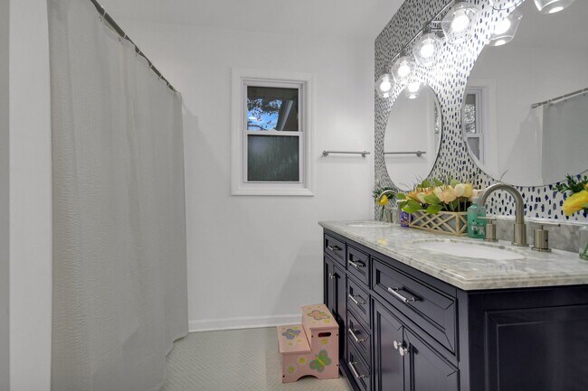Building Photo - Beautifully Renovated West Ashley Home