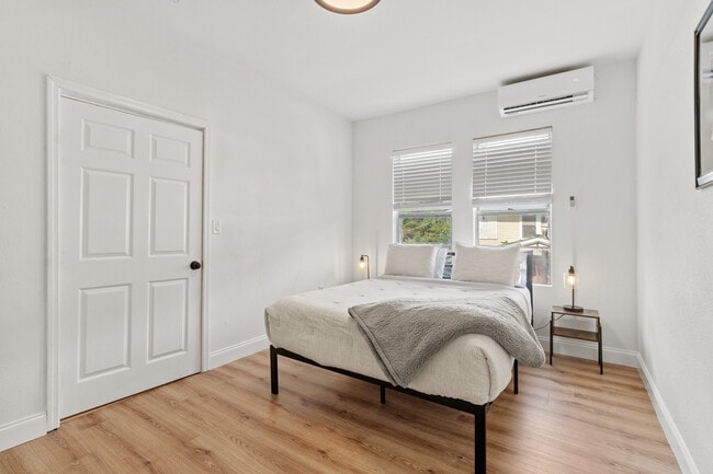 Building Photo - 911 E 23rd Ave