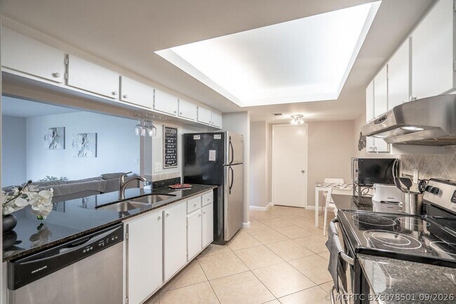 Building Photo - 500 Egret Cir