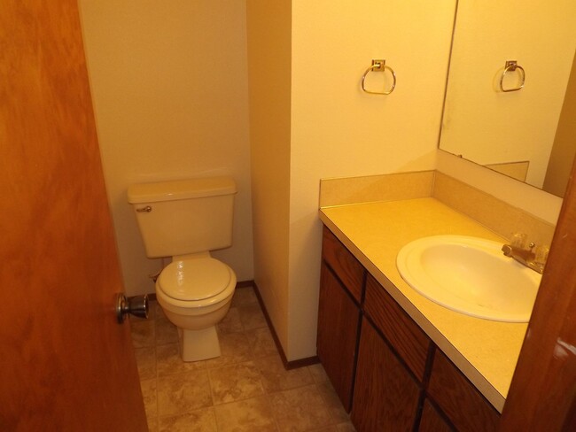 Building Photo - Cute 2 Bedroom Townhouse In Spanaway!!