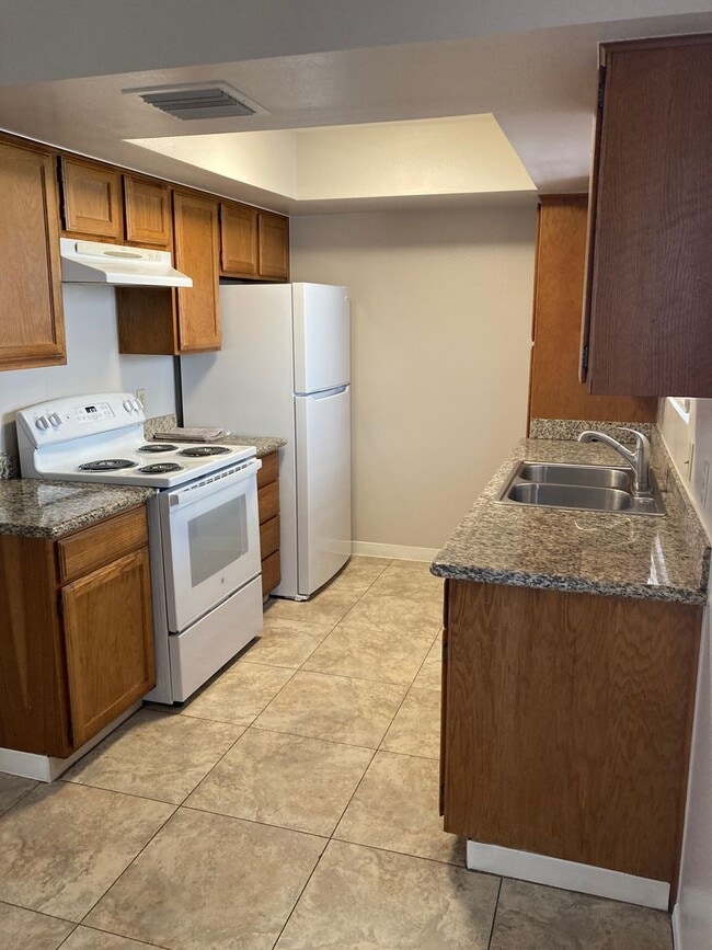 Building Photo - 3 bedroom condo in Village of Oak Creek
