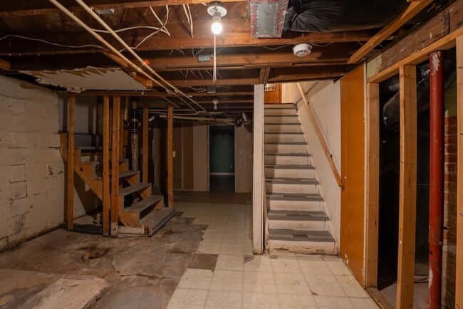 Building Photo - Move In Ready Home by Wesley Hospital!