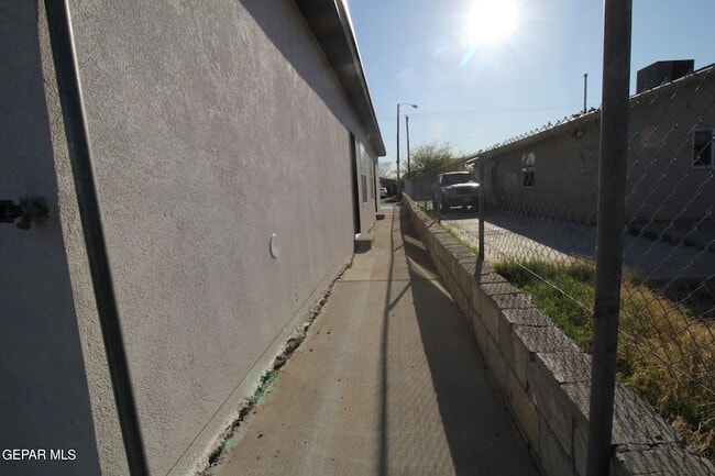 Building Photo - 517 Val Verde St