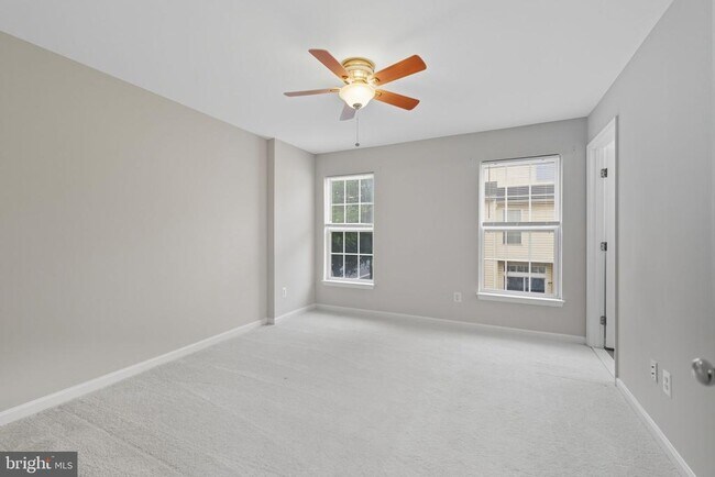 Building Photo - 2714 Manhattan Pl