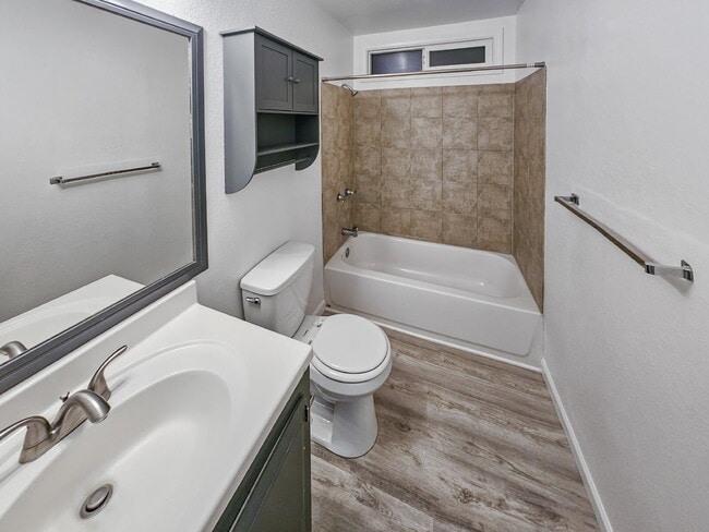 Building Photo - 117 S Silver Ridge St