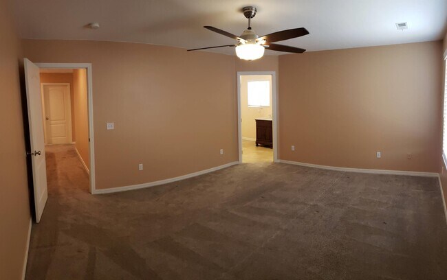 Building Photo - 262 Wellington Dr