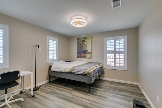 Building Photo - Furnished 5-Bedroom Home with Two Primary Suites