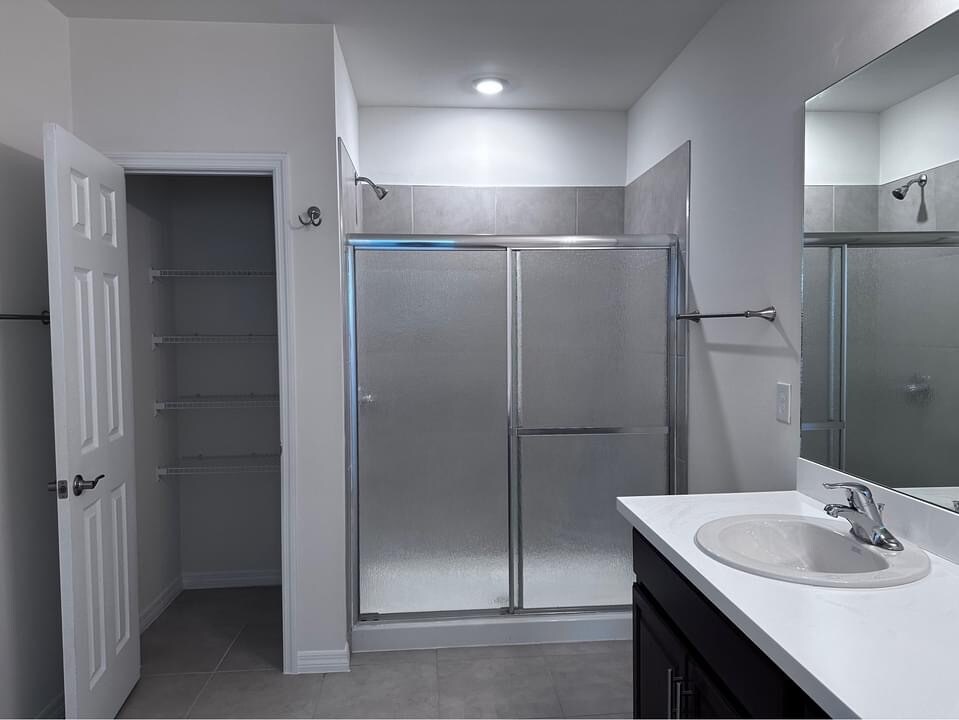 Building Photo - 636 SW 19th Ave