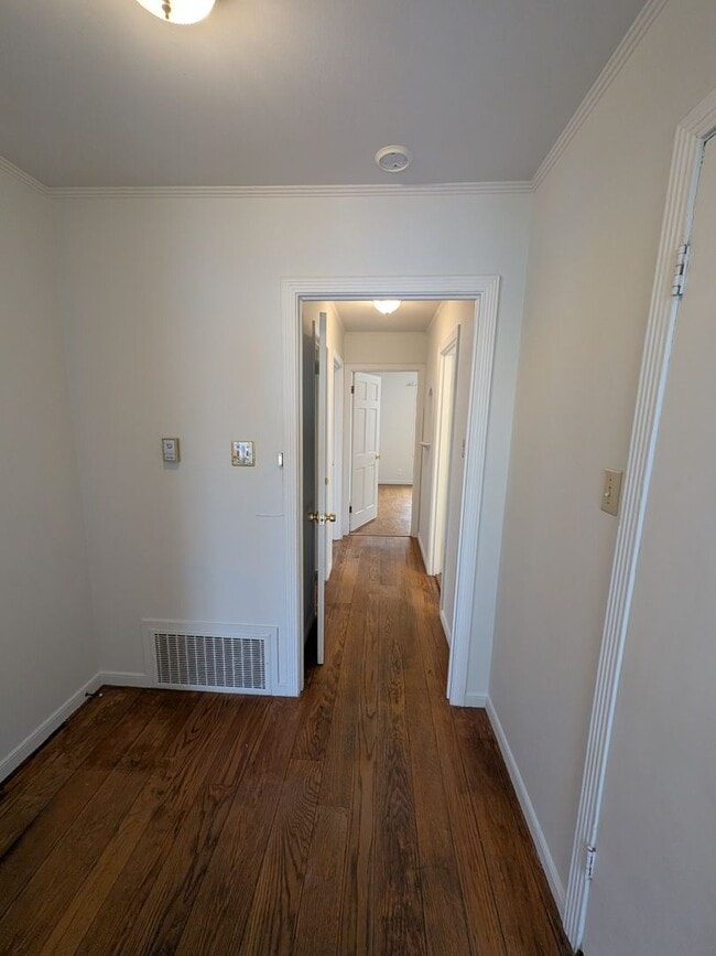 Building Photo - 702 43rd Ave