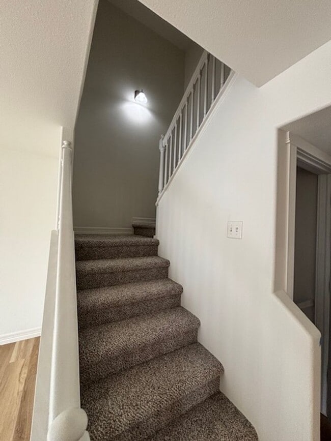 Building Photo - 4 Bedroom 3.5 Bath Townhouse Near Dell Ran...