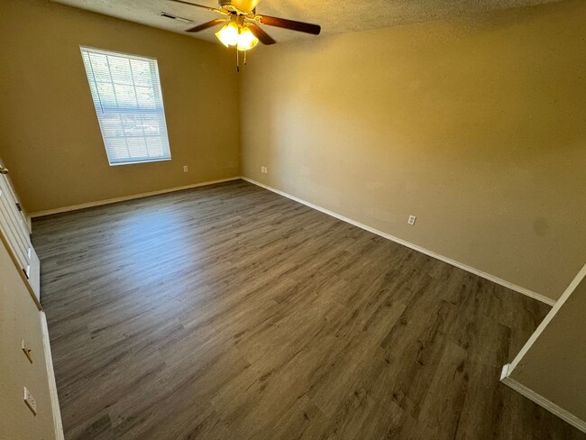 Building Photo - 2 bedroom 2 bath apartment at Clifton Heig...